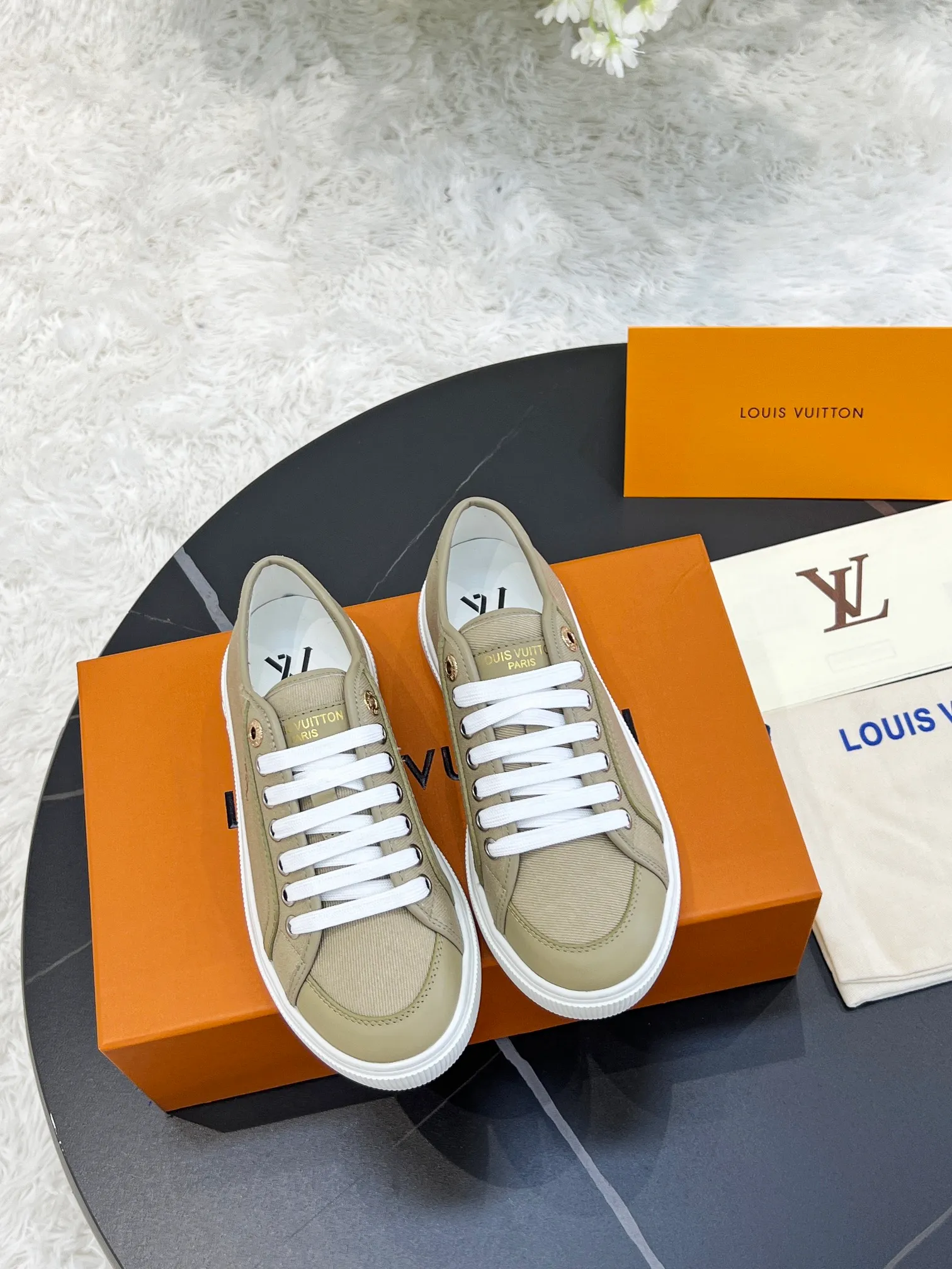 👟👟Ex-factory price 420👟👟 New arrival🆕🆕🆕 This LV Lagoon sneaker is made of lightweight canvas embroidered with the handwritten Louis Vuitton Paris logo. It highlights the casual summer atmosphere with a trendy and simple configuration, and can easily brighten up various looks. Monogram flowers bloom on the soft rubber sole. Code number: 35~41, multiple colors available! Oil edges + TPU outsole + drawer box packaging